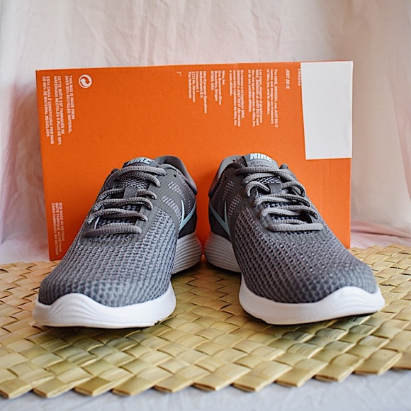 🚨SOLD🚨NEW WMNS Nike Revolution 4 - Picture 3 of 10